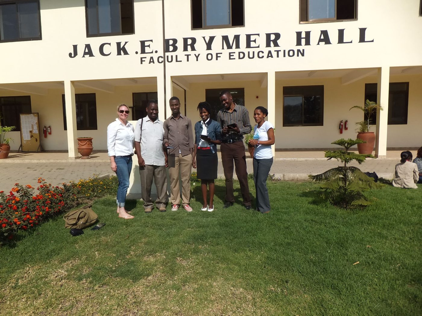 Students and researchers outside the Faculty of Education during a UPC field visit